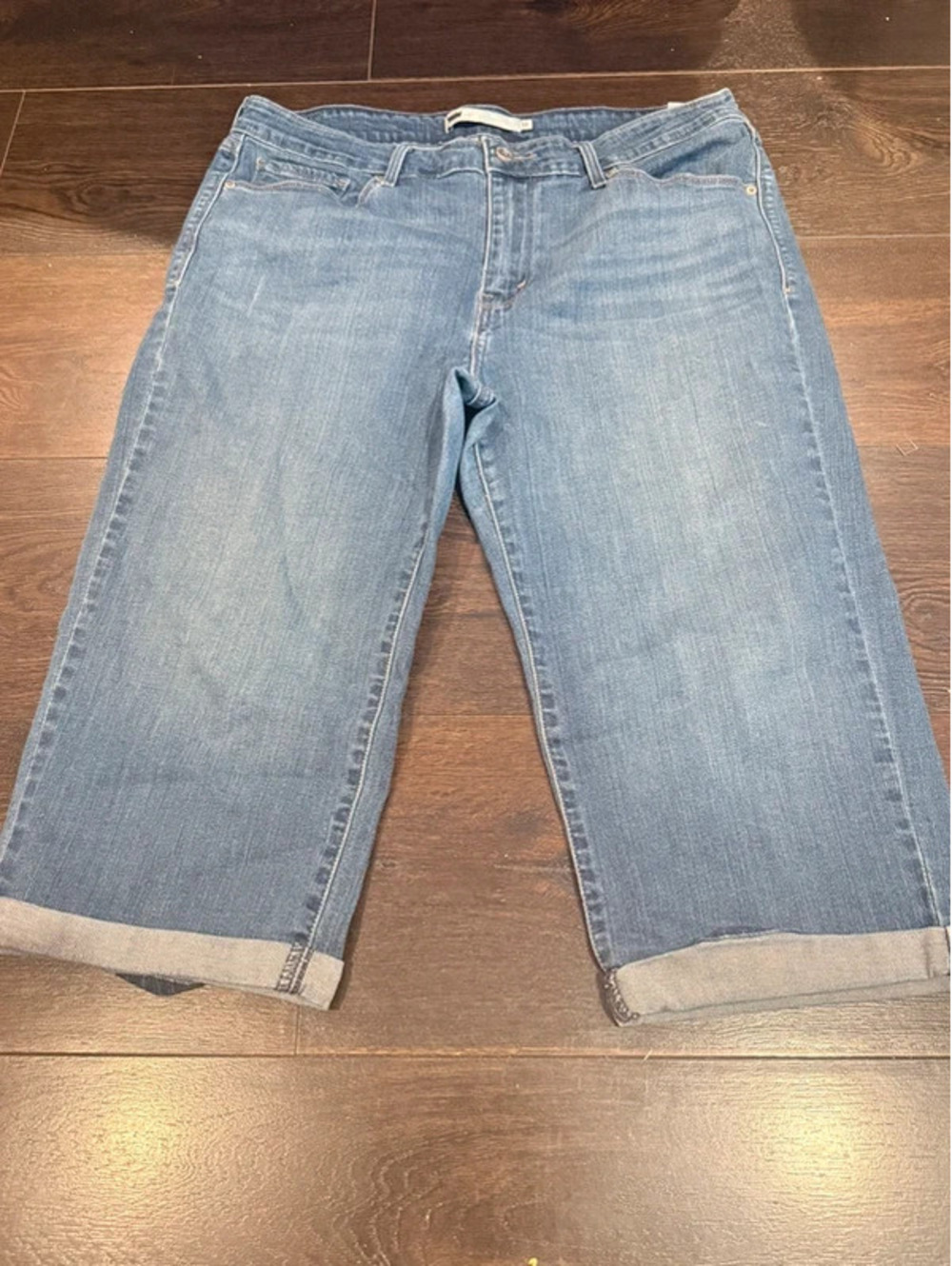 Levi’s Women’s Denim Bermuda Shorts Size 14 (W32) Cuffed Hem 228